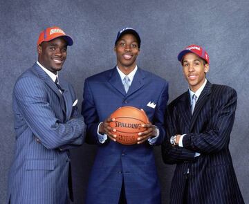 Emeka Okafor, Dwight Howard y Shaun Livingston, tras el draft de 2004.