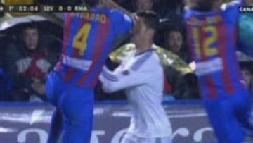 Así golpeó David Navarro a Cristiano Ronaldo.