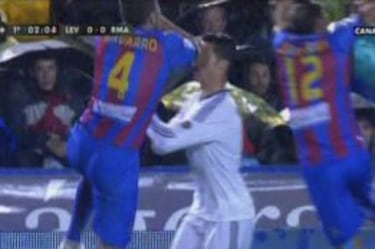 David Navarro: “Borraría el puñetazo a Burdisso de mi carrera”