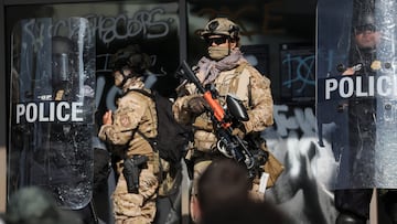 Oficiales de policía y agentes de la Guardia Nacional en Los Ángeles, donde se ha declarado un toque de queda.