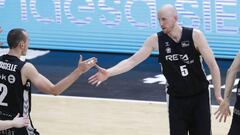 Thomas Schreiner saluda a Rousselle durante el partido ante el Joventut.