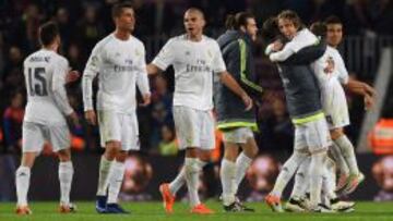 Los jugadores del Madrid, celebran la victoria en el Camp Nou.