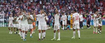 Los jugadores de Espa?a celebran el pase a cuartos.