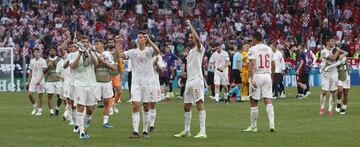 Los jugadores de España celebran el pase a cuartos.