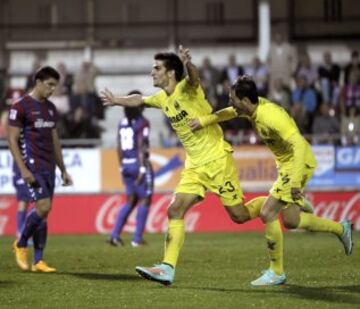 El delantero del Villarreal Gerard Moreno celebra el gol marcado ante el Eibar, el primero del equipo, durante el partido de la quinta jornada de la Liga de Primera División que se diputa hoy en el estadio de Ipurua de la localidad guipuzcoana de Eibar.