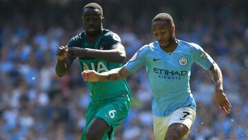 Davinson Sánchez marcando a Raheem Sterling en un Manchester City vs Tottenham por Premier League.