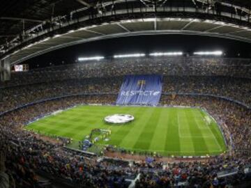 Los seguidores del FC Barcelona protestan la sanción de la UEFA enseñando esteladas durante el encuentro correspondiente a la fase de grupos de la Liga de Campeones entre el FC Barcelona y el FC Bate Borisov, disputado esta noche en el Camp Nou .