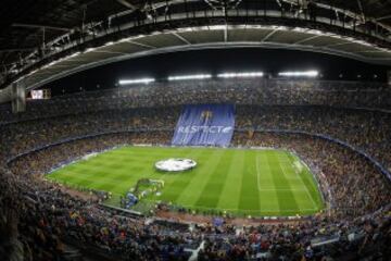 Los seguidores del FC Barcelona protestan la sanci¨®n de la UEFA ense?ando esteladas durante el encuentro correspondiente a la fase de grupos de la Liga de Campeones entre el FC Barcelona y el FC Bate Borisov, disputado esta noche en el Camp Nou .
