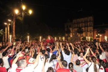 Los aficionados sevillistas celebraron el pase a la final en la Puerta de Jerez.