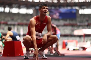 Asier Martinez se mete en la final de 110 metros vallas con uno de los mejores terceros puestos. Mejora su marca personal (13.27) y luchar¨¢ por medallas en la pr¨®xima jornada.