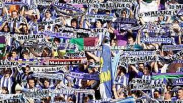 <b>LA CURVA EN ACCIÓN. </b>Los seguidores de Malaka-Hinchas, con sus bufandas alzadas en un partido del Málaga en La Rosaleda.