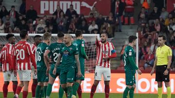 28/01/24 PARTIDO SEGUNDA DIVISION
SPORTING DE GIJON - RACING DE FERROL
ARBITRO ESPERANDO LA DECISION DEL VAR
POLEMICA VAR