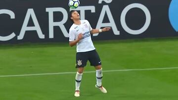 ¿Burla? Se puso a dominar con la cabeza y casi desata una batalla