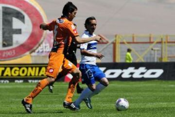 El jugador de Cobreloa Ricardo Martínez disputa el balón con Michael Ríos de Universidad Católica