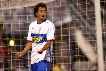 Estuvo en el plantel de Marco Antonio Figueroa en 2009, y solo marcó un gol por los cruzados.