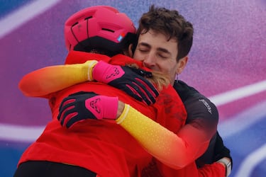 Ana Alonso corre hacia Oriol Cardona, exhausto tras terminar la carrera, y celebrar juntos que habían conseguido la medalla de bronce. Segunda medalla olímpica para estos dos esquiadores olímpicos.
