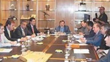 <b>MESA DE TRABAJO. </b>Lissavetzky (al fondo), una vez más mediador.