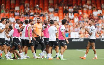 La afición pudo seguir en Mestalla la sesión de entrenamiento.