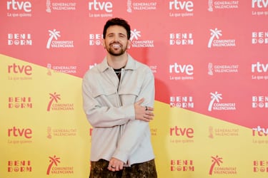 
Figura clave en la bachata española. Su tema busca conexión emocional y baile, con una puesta en escena sensual y cuidada propia del género.