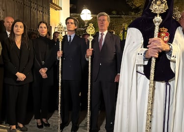 El Duque de Huéscar, Fernando Fitz-James Stuart, su mujer Sofía Palazuelo, Cayetano Martínez de Irujo y Bárbara Mirjan esperan la llegada de la Hermandad de Nuestro Santísimo Cristo de la Salud, conocida como ‘Los Gitanos’.