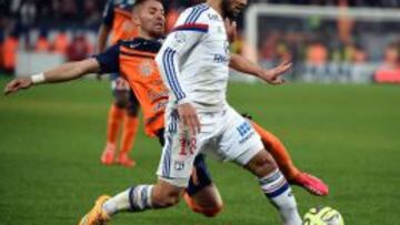 Nabil Fekir conduce el bal&oacute;n en un partido entre Lyon y Montpellier