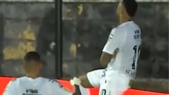 Neymar va hacia el córner, lo insultan, provoca a los hinchas y todo acaba así