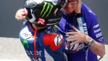 EMOTIVO. Lorenzo abraza a Forcada tras su triunfo en Mugello.
