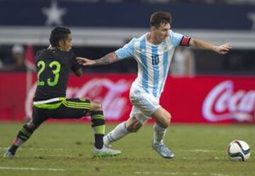 José Juan Vázquez "El Gallito" tratando de frenar a Lionel Messi.