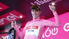 Juanpe L&oacute;pez, con la maglia rosa, en el podio del Etna.