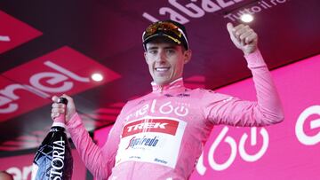 Juanpe L&oacute;pez, con la maglia rosa, en el podio del Etna.