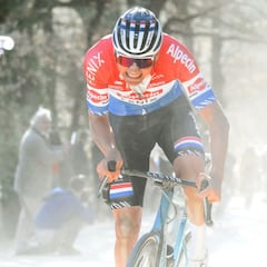 Los espectaculares datos de rendimiento de Mathieu Van der Poel en la Strade Bianche