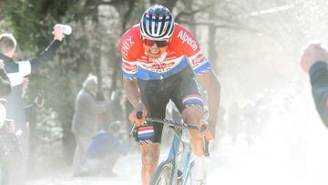 Mathieu Van der Poel ataca en el tramo de sterrato de Le Tolfe durante la Strade Bianche 2021.