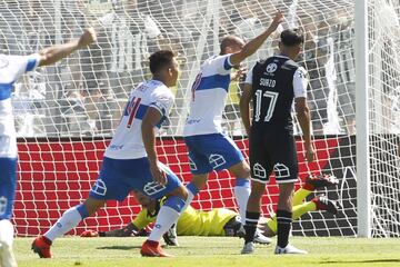 Los jugadores de Universidad Católica celebran  un gol contra Colo Colo durante el partido de primera division realizado en el estadio Monumental de Santiago, Chile