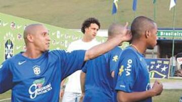 <b>ROBERTO CARLOS ES SU FIEL GUÍA</b>. Roberto Carlos es el cicerone de Robinho tanto en el Madrid como en la selección. El lateral bromeó ayer ante la prensa diciendo: Robinho me va a tener que invitar a una comida en un buen restaurante porque he gastado toda la gasolina de mi coche llevándolo por Madrid para que encuentre casa.