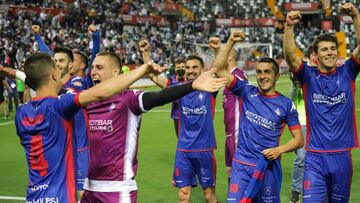 Los jugadores Azules celebran el ascenso en el Nuevo Vivero de Badajoz.