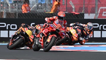 Ducati Lenovo Team's Spanish rider Marc Marquez (C), Red Bull KTM Factory Racing team's Spanish rider Pol Espargaro (L) and Red Bull KTM Tech3 team's Italian rider Enea Bastianini (R) compete during the qualifying session of the motorcycle Hungarian Moto GP Grand Prix at the Balaton Park circuit in Balatonfokajar, Hungary, on August 23, 2025. (Photo by ATTILA KISBENEDEK / AFP)