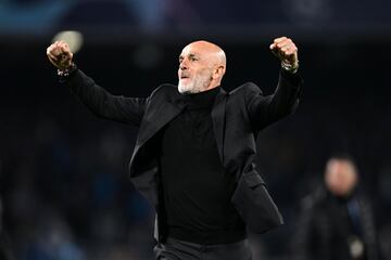 Alegría del entrenador del AC Milan, Stefano Pioli, tras la clasificación de su equipo a las semifinales de la Champions tras 16 años.