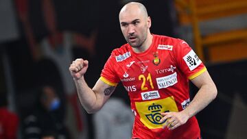 Joan Cañellas celebra un gol durante el partido entre España y Hungría en el Mundial de Balonmano de Egipto 2021.