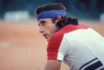 Guillermo Vilas es un extenista profesional argentino ganador de 62 torneos de ATP, entre ellos los dos Masters 1000 de Canadá en el año 1974 y 1976, conocido como 1974 Rothmans Canadian Open. En el primer año, Vilas venció al mítico español Manuel Orantes por 6-4, 6-2 y 6-3, mientras que en el 1976 ganó al polaco Wojciech Fibak por 6-4, 7-6 y 6-2. El único Grand Slam que no ha podido ganar ha sido Wimbledon, torneo donde pudo llegar a los cuartos de final en 1975 y 1976. Fue catalogado como el número 1 y campeón mundial de 1977 por el ranking anual de “World Tennis”.  Este mismo año registró un total de 136 victorias y solamente 14 derrotas, además de conquistar nada más y nada menos que 16 títulos en esta temporada.