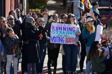 Las calles de Nueva York llenas de espectadores animando a los corredores de la Maratón. 