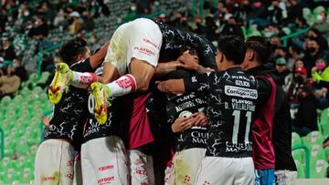 Jugadores de Necaxa festejan el cuarto gol contra Santos Laguna
