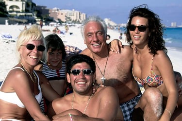 Diego Maradona fotografiado en una playa durante sus vacaciones en Cancún, México, en diciembre de 1994.