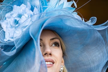 Aficionados a la hípica en el Churchill Downs de Kentucky durante la Kentucky Oaks.