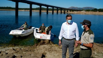 El consejero de Justicia, Interior y V&iacute;ctimas de la Comunidad de Madrid, Enrique L&oacute;pez, conversa con un agente forestal durante una visita al embalse de Valmayor.
 
 COMUNIDAD DE MADRID
 04/07/2020 