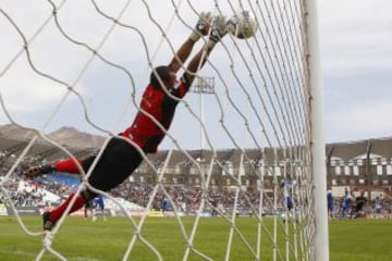 Jaime Valdés anota la apertura de la cuenta para Colo Colo con un potente disparo desde fuera del área