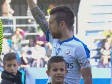 El extremo derecho argentino hace honor en cada partido al ponerse la cintilla de capitán en su brazo izquierdo la imagen del Nankatsu o Newpi.