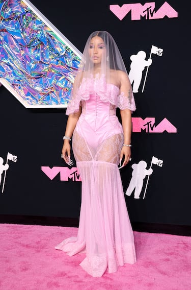 La artista nacida en Puerto España, Nicki Minaj, apareció como una novia de rosa y transparencias.