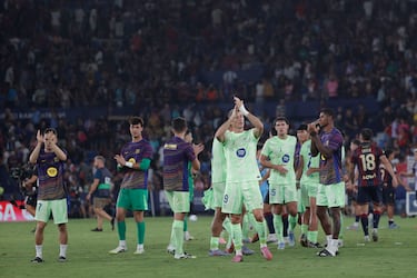     Los jugadores de Barcelona celebran la victoria contra Levande en el estadio Suitat en Valencia.