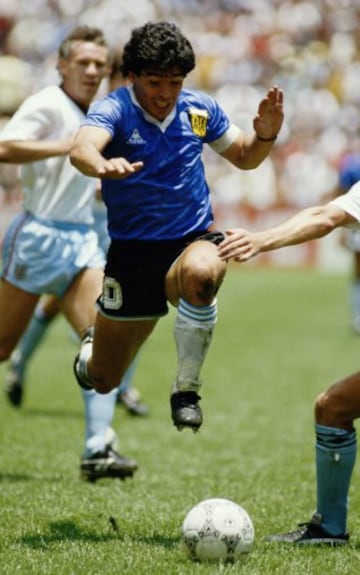 Qué más se puede decir sobre "El Diez" que ya no sea redundante. Su pierna izquierda, tocada por los dioses, fue culpable de varios de los instantes más trascendentales del deportes Campeón del mundo en 1986, autor de los dos goles nucleares en la historia del futbol; ambos, además, en el mismo partido, ante Inglaterra en los octavos de final del Mundial de 1986: "La Mano de Dios" y "El Gol del Siglo". Marcó 345 goles en su carrera; 115 de ellos guiaron al entonces pequeño Napoli a ganar sus primeros dos Scudetto en su historia. Además, la FIFA lo desginó como el mejor futbolista en la historia de las Copas del Mundo.