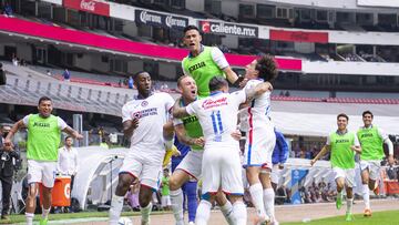 Jugadores de Cruz Azul festejan el gol en contra de Gallos Blancos.